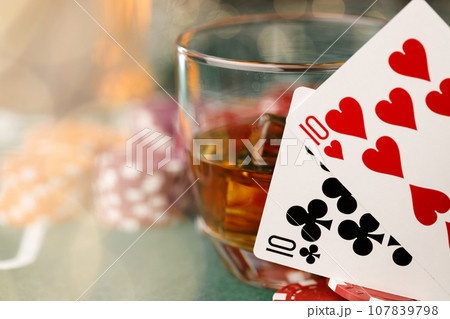 Cards, playing chips and alcohol in glass 107839798