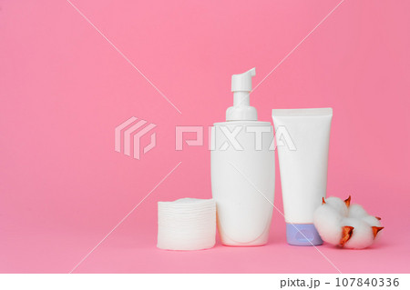 Stack of cotton discs and skicare cosmetic bottle 107840336