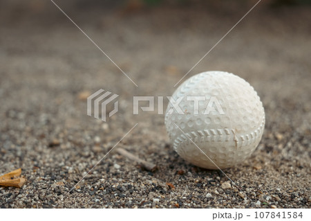 地面に置かれたゴムボール 107841584