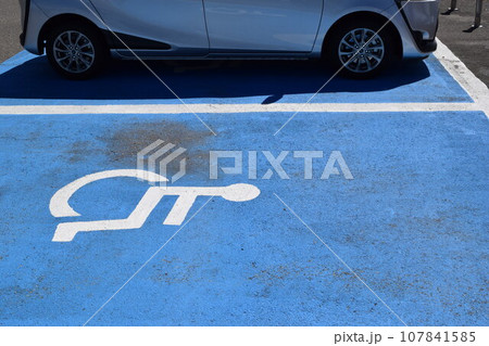 車椅子マーク 思いやり駐車場 107841585