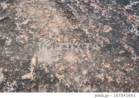 ゴツゴツとした岩の表面 107841601