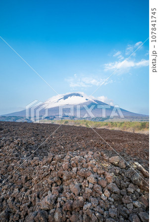 「岩手県」一面に冷え固まった黒い岩石が広がる焼走り溶岩流・八幡平 「岩手県」一面に冷え固まった黒い岩石が広がる焼走り溶岩流・八幡平 107841745