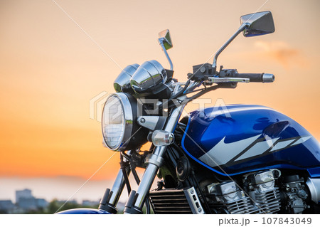 ミドルサイズのスポーツバイクのアップ ミドルサイズのスポーツバイクのアップ 107843049