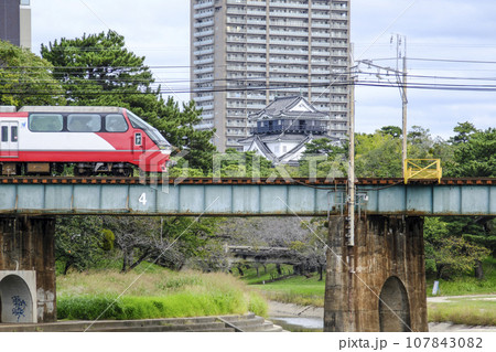 走行する電車と岡崎城（愛知県） 107843082