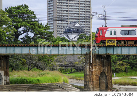 走行する電車と岡崎城（愛知県） 107843084
