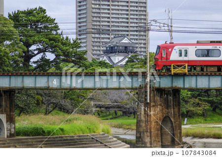 走行する電車と岡崎城(愛知県) 走行する電車と岡崎城(愛知県) 107843084