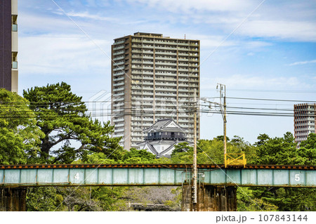 南西から見る岡崎城（愛知県） 107843144