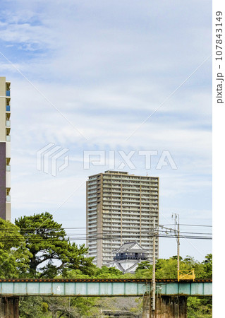 南西から見る岡崎城（愛知県） 107843149