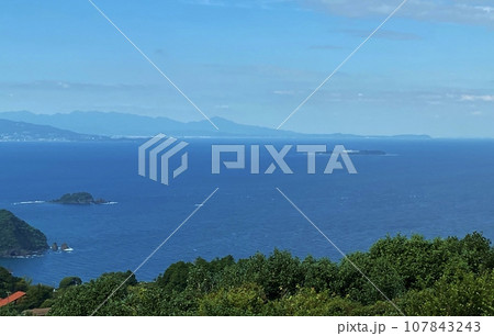小室山から見た初島、手石島 小室山から見た初島、手石島 107843243