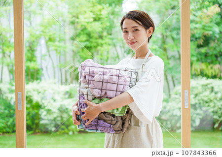 洗濯籠を持つ女性 洗濯籠を持つ女性 107843366