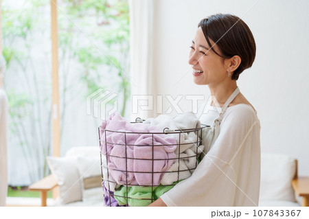 洗濯籠を持つ女性 107843367