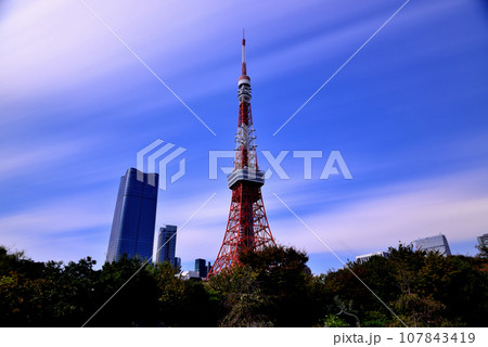 快晴 東京タワーと麻布台ヒルズ森JPタワーの風景 長秒撮影 快晴 東京タワーと麻布台ヒルズ森JPタワーの風景 長秒撮影 107843419