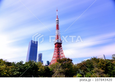 快晴 東京タワーと麻布台ヒルズ森JPタワーの風景 長秒撮影 107843420