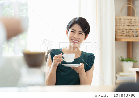 リビングでコーヒーを飲む女性 リビングでコーヒーを飲む女性 107843790