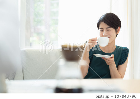 リビングでコーヒーを飲む女性 リビングでコーヒーを飲む女性 107843796