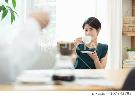 リビングでコーヒーを飲む女性 リビングでコーヒーを飲む女性 107843798