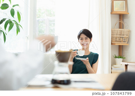 リビングでコーヒーを飲む女性 リビングでコーヒーを飲む女性 107843799