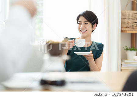 リビングでコーヒーを飲む女性 リビングでコーヒーを飲む女性 107843801