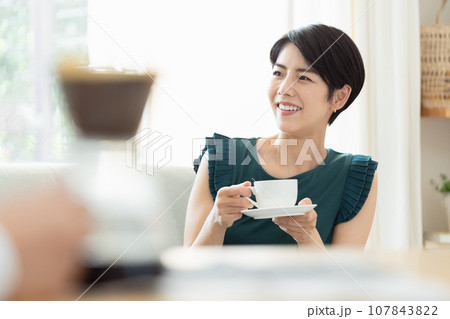 リビングでコーヒーを飲む女性 リビングでコーヒーを飲む女性 107843822