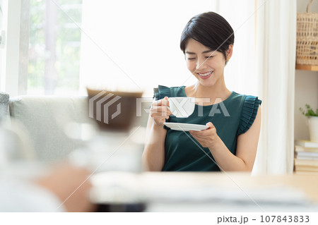 リビングでコーヒーを飲む女性 リビングでコーヒーを飲む女性 107843833