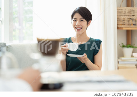 リビングでコーヒーを飲む女性 リビングでコーヒーを飲む女性 107843835