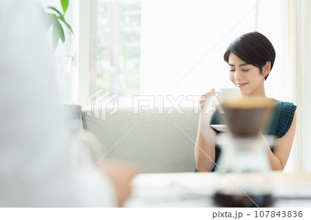 リビングでコーヒーを飲む女性 107843836