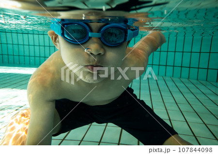 プールで泳ぐ小学生 プールで泳ぐ小学生 107844098