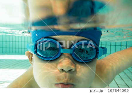 プールで泳ぐ小学生 プールで泳ぐ小学生 107844099