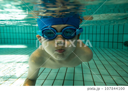 プールで泳ぐ小学生 プールで泳ぐ小学生 107844100