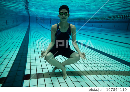 水中ヨガ 水中ヨガ 107844110