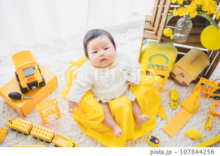 おもちゃで遊ぶ赤ちゃん おもちゃで遊ぶ赤ちゃん 107844256