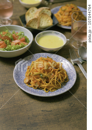 スパゲティ　ナポリタン　縦　縦位置　 107844764