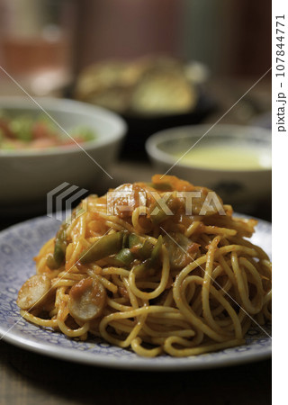 スパゲティ　ナポリタン　縦　縦位置　 107844771