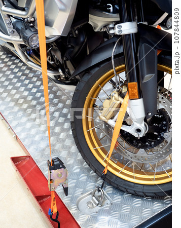 輸送のために固定したオートバイ 輸送のために固定したオートバイ 107844809