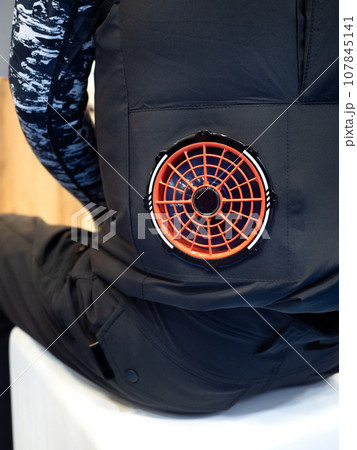 電動ファンがセットされた空調服 電動ファンがセットされた空調服 107845141