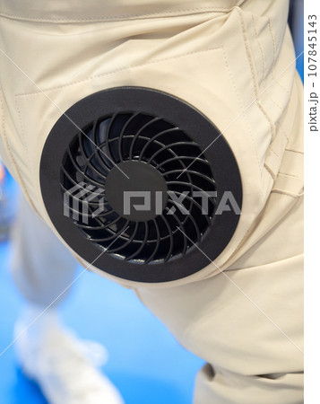 電動ファンがセットされた空調服 107845143