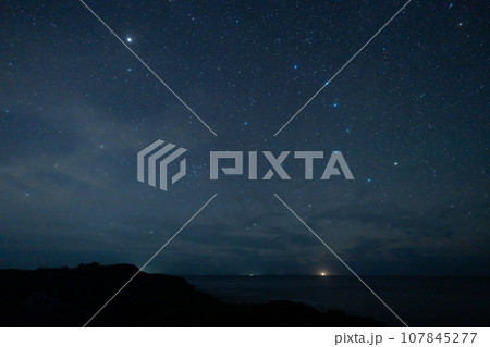 沖縄県辺戸岬から見る北斗七星 107845277