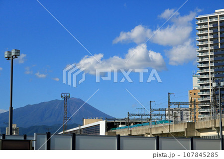 岩手山と新幹線 107845285