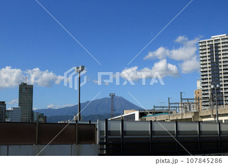 岩手山と新幹線 岩手山と新幹線 107845286