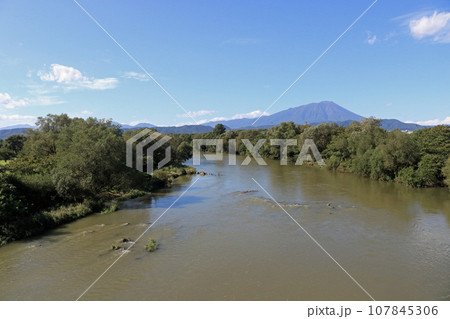 盛岡市太田橋から望む岩手山 盛岡市太田橋から望む岩手山 107845306
