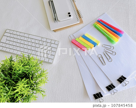 ペーパーワーク　白紙と俯瞰と蛍光ペン　書類作成 107845458