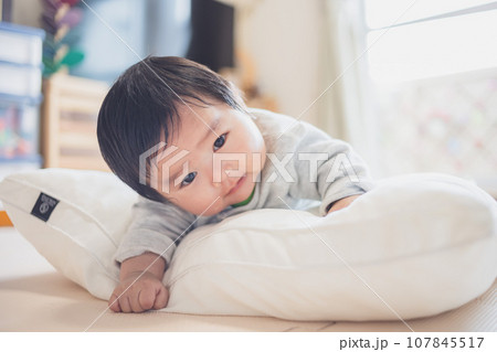 うつ伏せ練習する赤ちゃん うつ伏せ練習する赤ちゃん 107845517