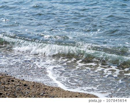 砂浜に打ち寄せる波。 砂浜に打ち寄せる波。 107845654