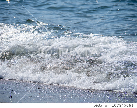 砂浜に打ち寄せる波。 砂浜に打ち寄せる波。 107845661