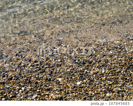 透明で美しい海の砂浜の波打ち際。 107845683