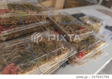 パックに詰められた焼きそばの販売風景 107845794