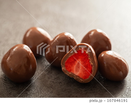 チョコレートがけ苺 107846191
