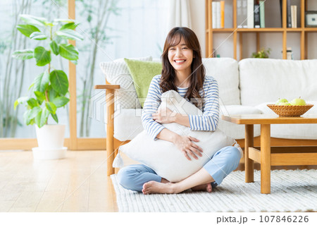 リビングでくつろぐ若い女性 リビングでくつろぐ若い女性 107846226
