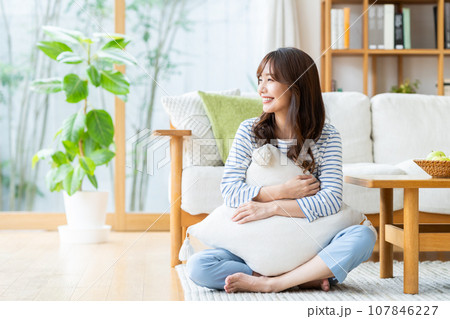 リビングでくつろぐ若い女性 リビングでくつろぐ若い女性 107846227