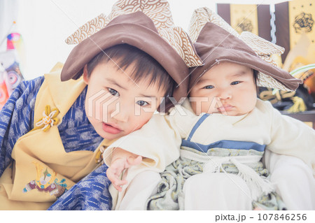 端午の節句を祝う兄弟 107846256